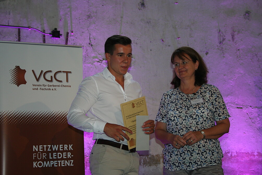 Dr. Beate Haaser (VGCT) überreicht den VGCT Förderpreis für den jahrgangsbesten Lehrling an Yannick Strebost (HELLER-LEDER)
