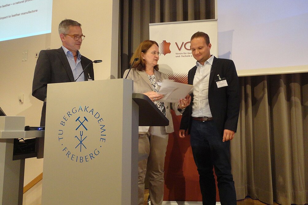 Stefan Schaden (Wollsdorf-Leder) erhält den VGCT-Förderpreis von Dr. Beate Haaser und Martin Heise (beide Vorstand VGCT) ©PRO LEDER